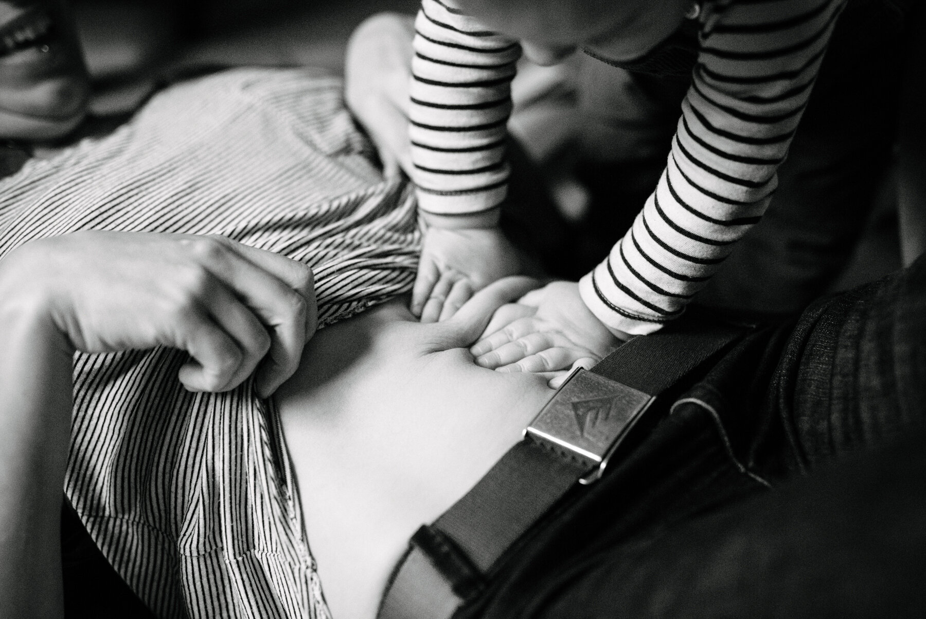 seance-mere-maman-enfant-maternite-allaitement-a-domicile-appartement-montrealais-intimite-photographe-famille-documentaire-a-montreal-marianne-charland-076-2.jpg