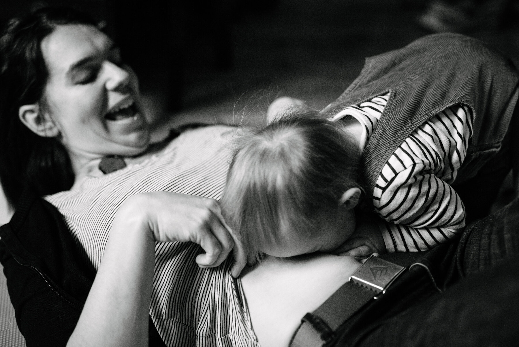 seance-mere-maman-enfant-maternite-allaitement-a-domicile-appartement-montrealais-intimite-photographe-famille-documentaire-a-montreal-marianne-charland-078-2.jpg