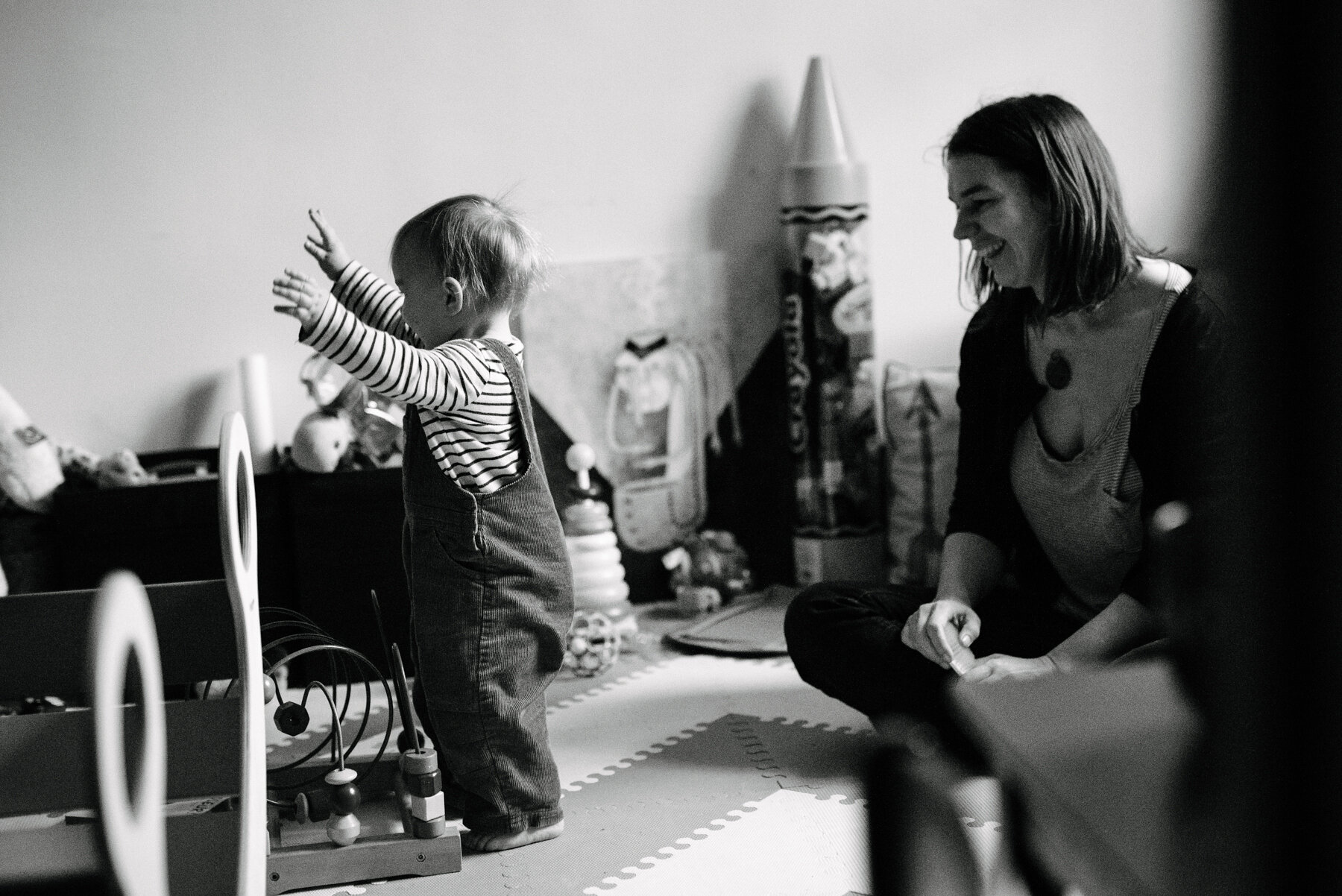 seance-mere-maman-enfant-maternite-allaitement-a-domicile-appartement-montrealais-intimite-photographe-famille-documentaire-a-montreal-marianne-charland-095-2.jpg