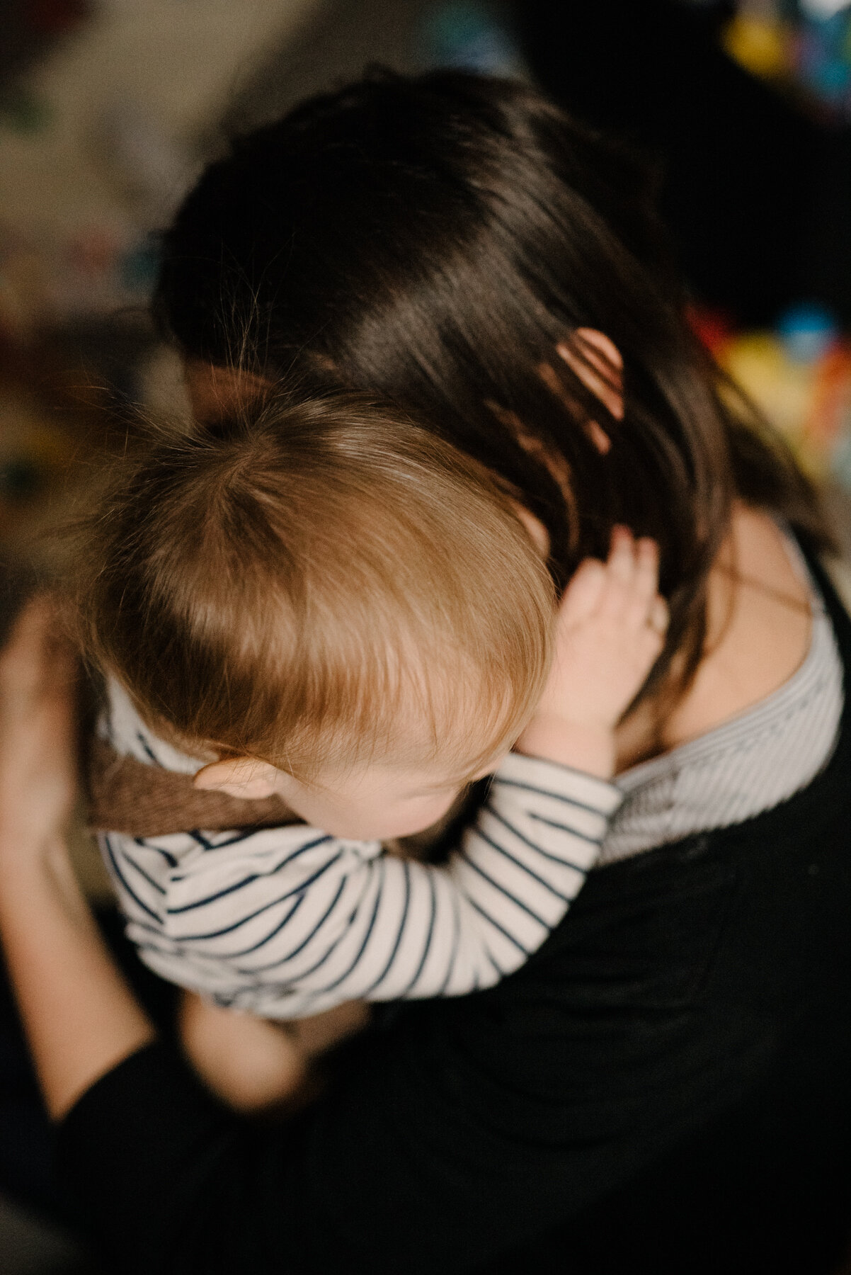 seance-mere-maman-enfant-maternite-allaitement-a-domicile-appartement-montrealais-intimite-photographe-famille-documentaire-a-montreal-marianne-charland-111.jpg