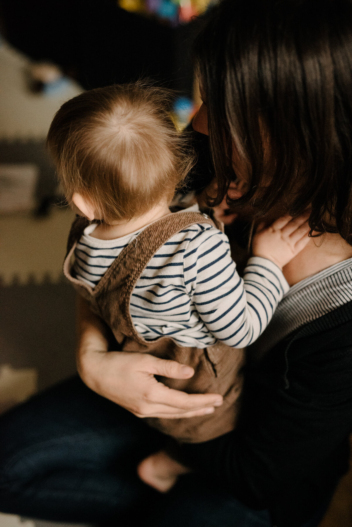 seance-mere-maman-enfant-maternite-allaitement-a-domicile-appartement-montrealais-intimite-photographe-famille-documentaire-a-montreal-marianne-charland-114.jpg