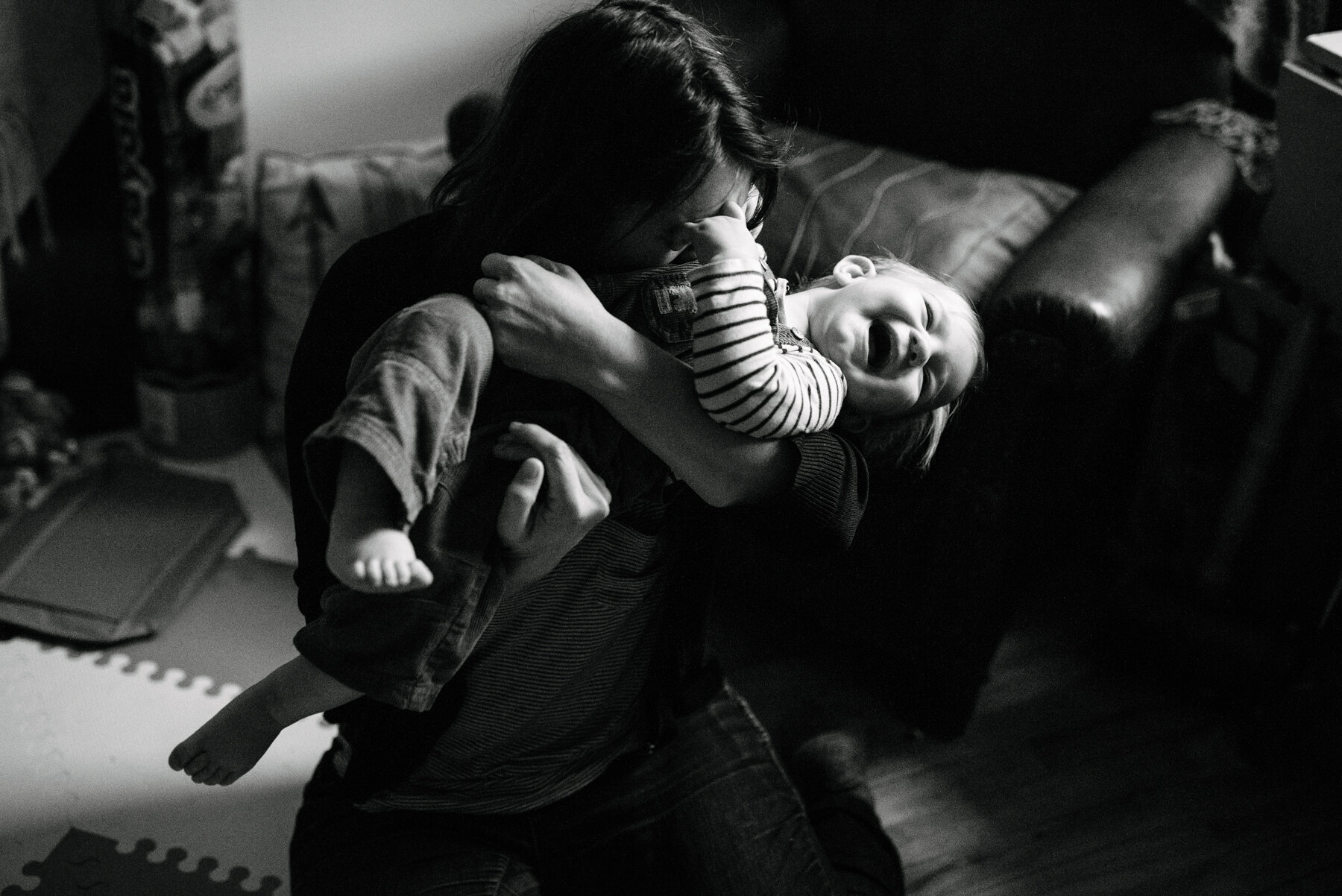 seance-mere-maman-enfant-maternite-allaitement-a-domicile-appartement-montrealais-intimite-photographe-famille-documentaire-a-montreal-marianne-charland-126.jpg