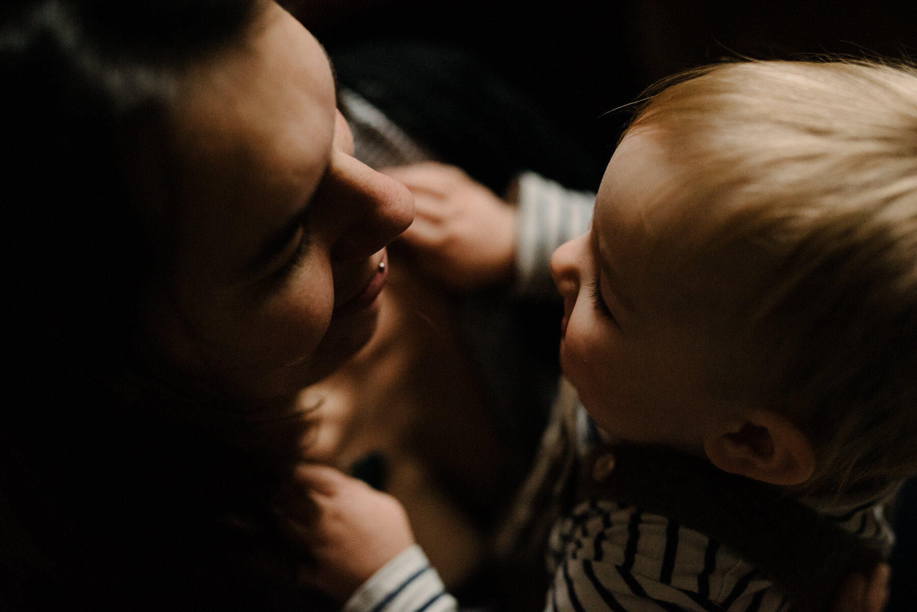 seance-mere-maman-enfant-maternite-allaitement-a-domicile-appartement-montrealais-intimite-photographe-famille-documentaire-a-montreal-marianne-charland-157.jpg