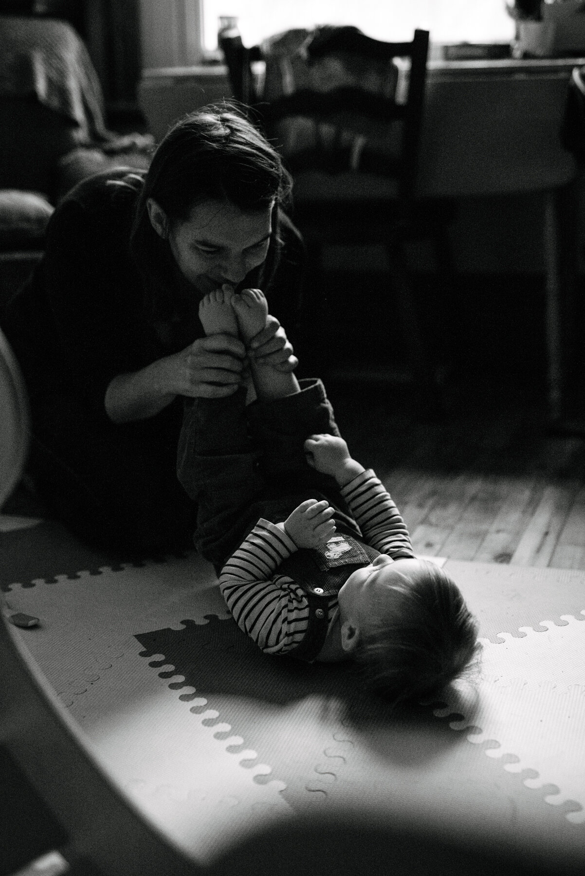 seance-mere-maman-enfant-maternite-allaitement-a-domicile-appartement-montrealais-intimite-photographe-famille-documentaire-a-montreal-marianne-charland-177.jpg