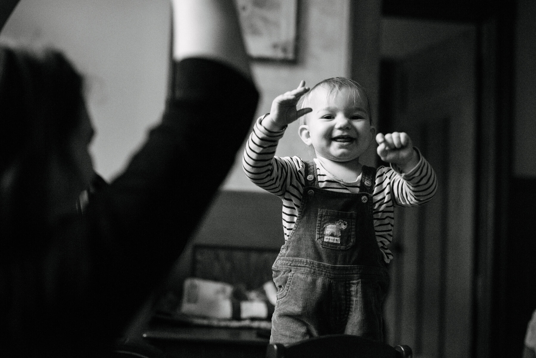seance-mere-maman-enfant-maternite-allaitement-a-domicile-appartement-montrealais-intimite-photographe-famille-documentaire-a-montreal-marianne-charland-196-2.jpg