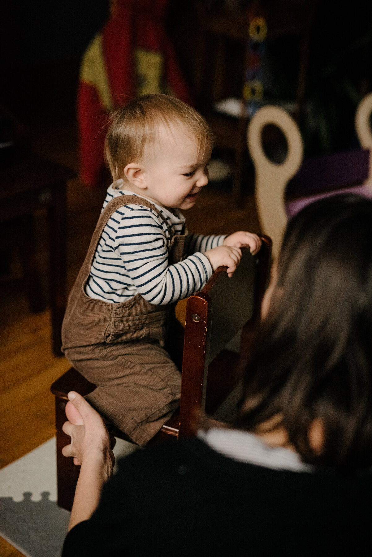 seance-mere-maman-enfant-maternite-allaitement-a-domicile-appartement-montrealais-intimite-photographe-famille-documentaire-a-montreal-marianne-charland-213.jpg