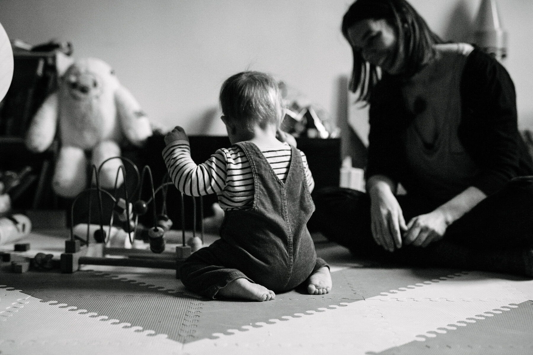 seance-mere-maman-enfant-maternite-allaitement-a-domicile-appartement-montrealais-intimite-photographe-famille-documentaire-a-montreal-marianne-charland-280.jpg