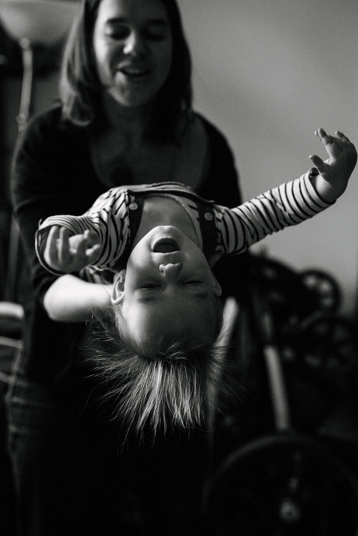 seance-mere-maman-enfant-maternite-allaitement-a-domicile-appartement-montrealais-intimite-photographe-famille-documentaire-a-montreal-marianne-charland-299.jpg