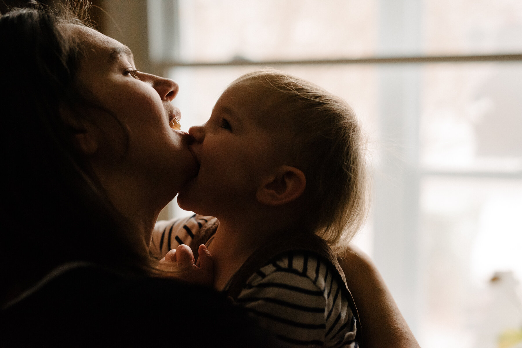 seance-mere-maman-enfant-maternite-allaitement-a-domicile-appartement-montrealais-intimite-photographe-famille-documentaire-a-montreal-marianne-charland-336.jpg