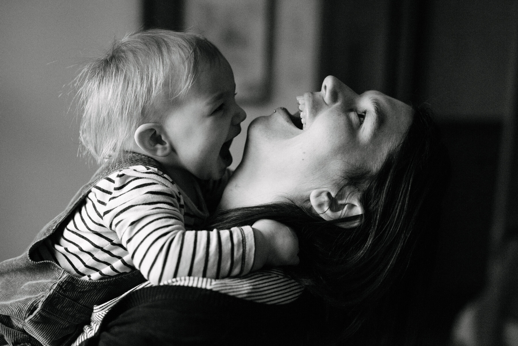 seance-mere-maman-enfant-maternite-allaitement-a-domicile-appartement-montrealais-intimite-photographe-famille-documentaire-a-montreal-marianne-charland-355-2.jpg