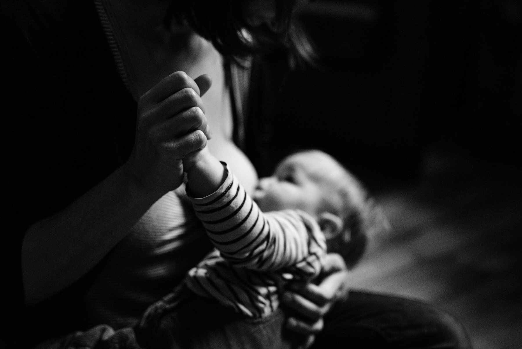 seance-mere-maman-enfant-maternite-allaitement-a-domicile-appartement-montrealais-intimite-photographe-famille-documentaire-a-montreal-marianne-charland-231-2.jpg