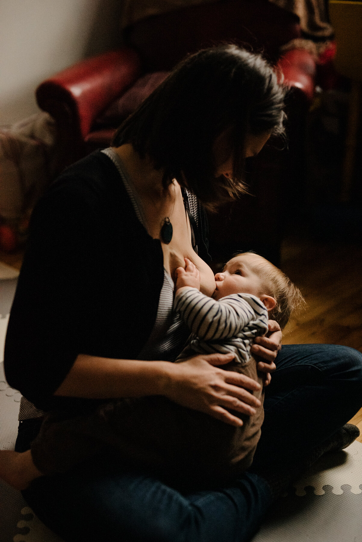 seance-mere-maman-enfant-maternite-allaitement-a-domicile-appartement-montrealais-intimite-photographe-famille-documentaire-a-montreal-marianne-charland-229.jpg