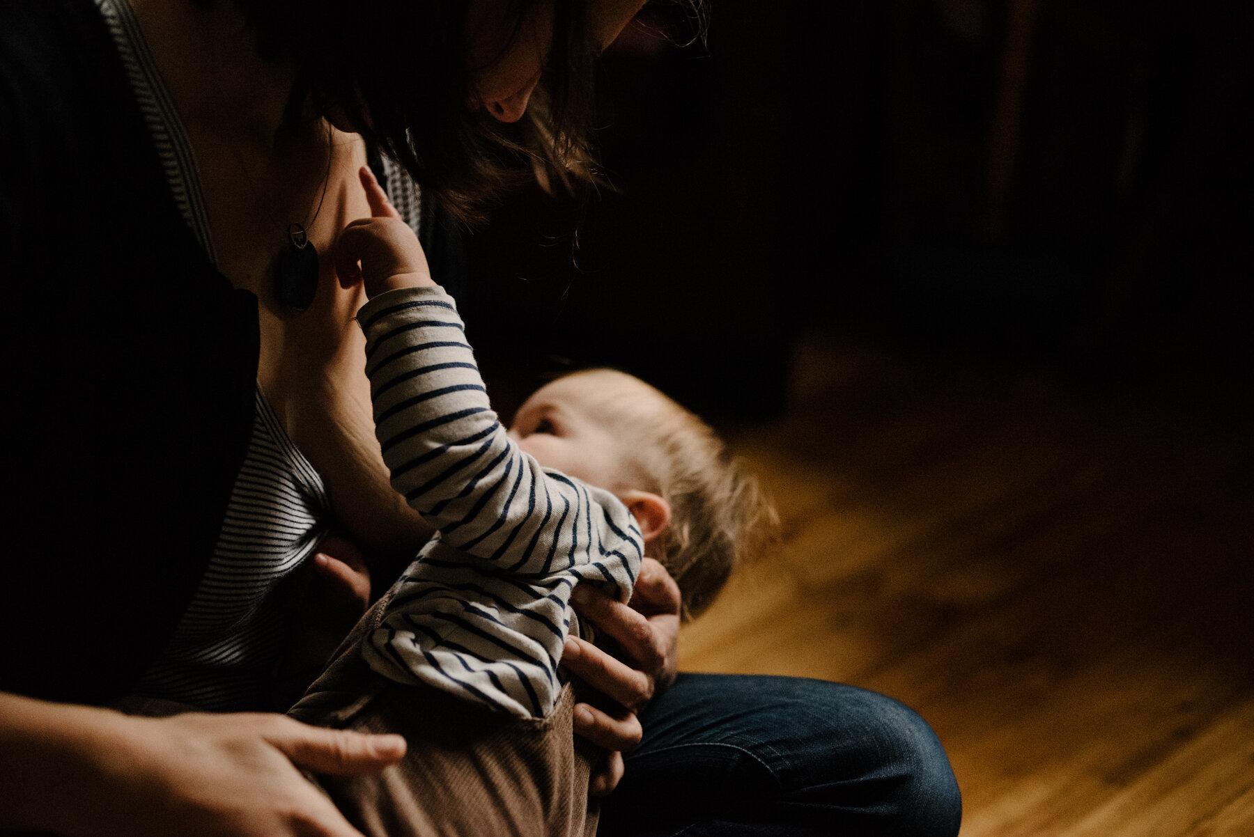 seance-mere-maman-enfant-maternite-allaitement-a-domicile-appartement-montrealais-intimite-photographe-famille-documentaire-a-montreal-marianne-charland-234.jpg