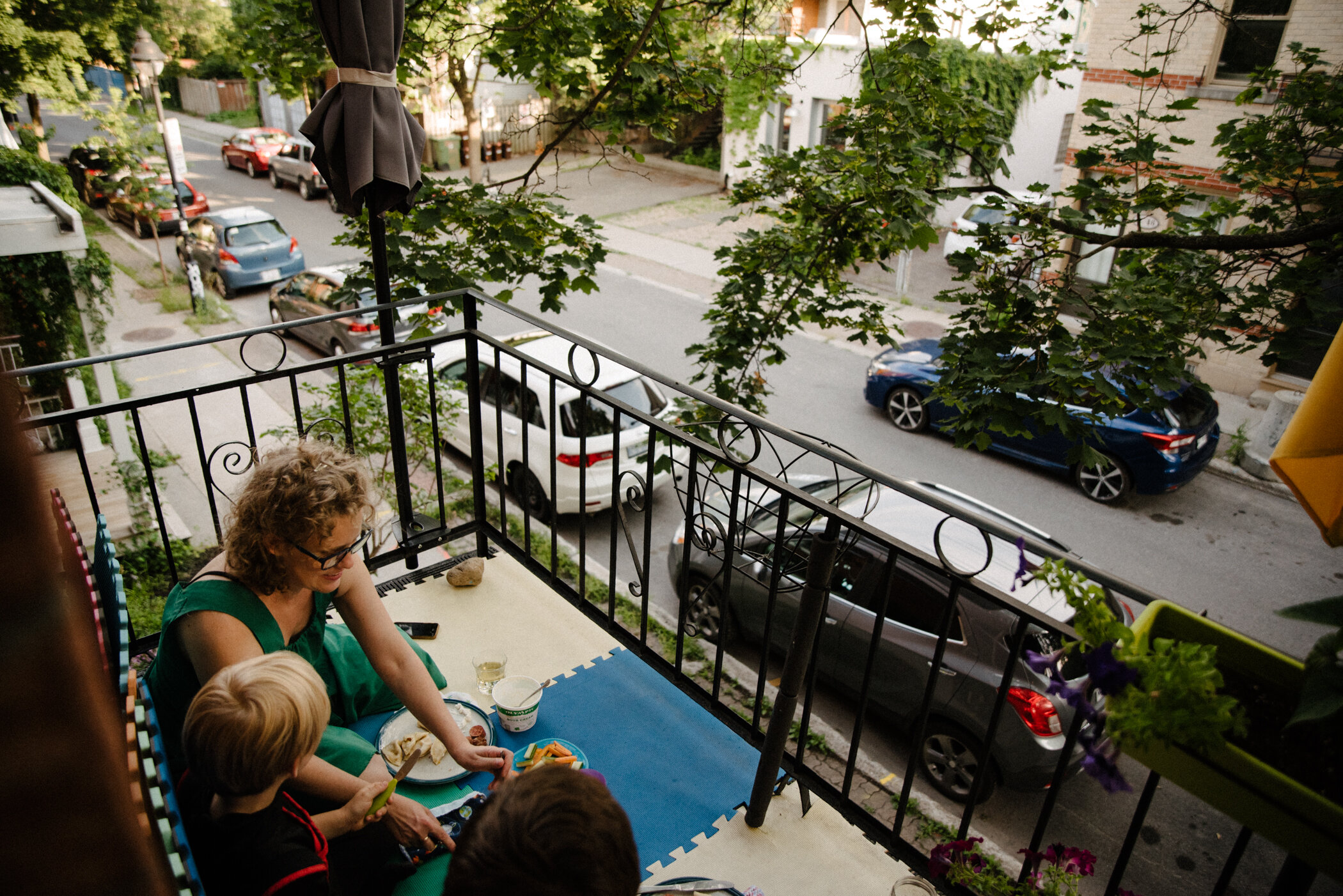 photo-seance-day-in-the-life-famille-qui-soupe-sur-le-balcon-platean-mont-royal-vraie-vie-marianne-charland-photographe-de-famille-a-montreal-1.jpg