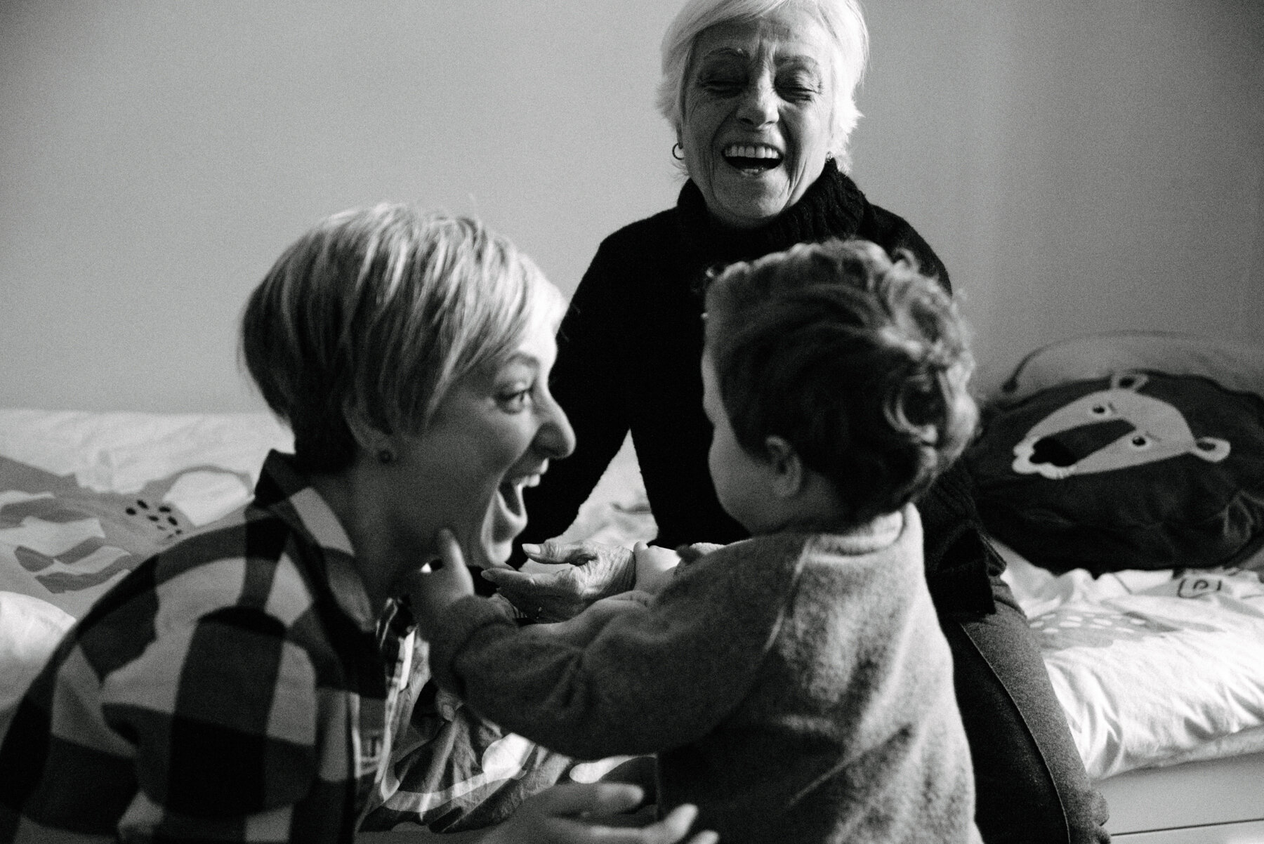 006photo-noir-et-blanc-maman-et-grand-maman-qui-rigolent-avec-un-enfant-photographe-de-famille-a-montreal-marianne-charland-0638.jpg