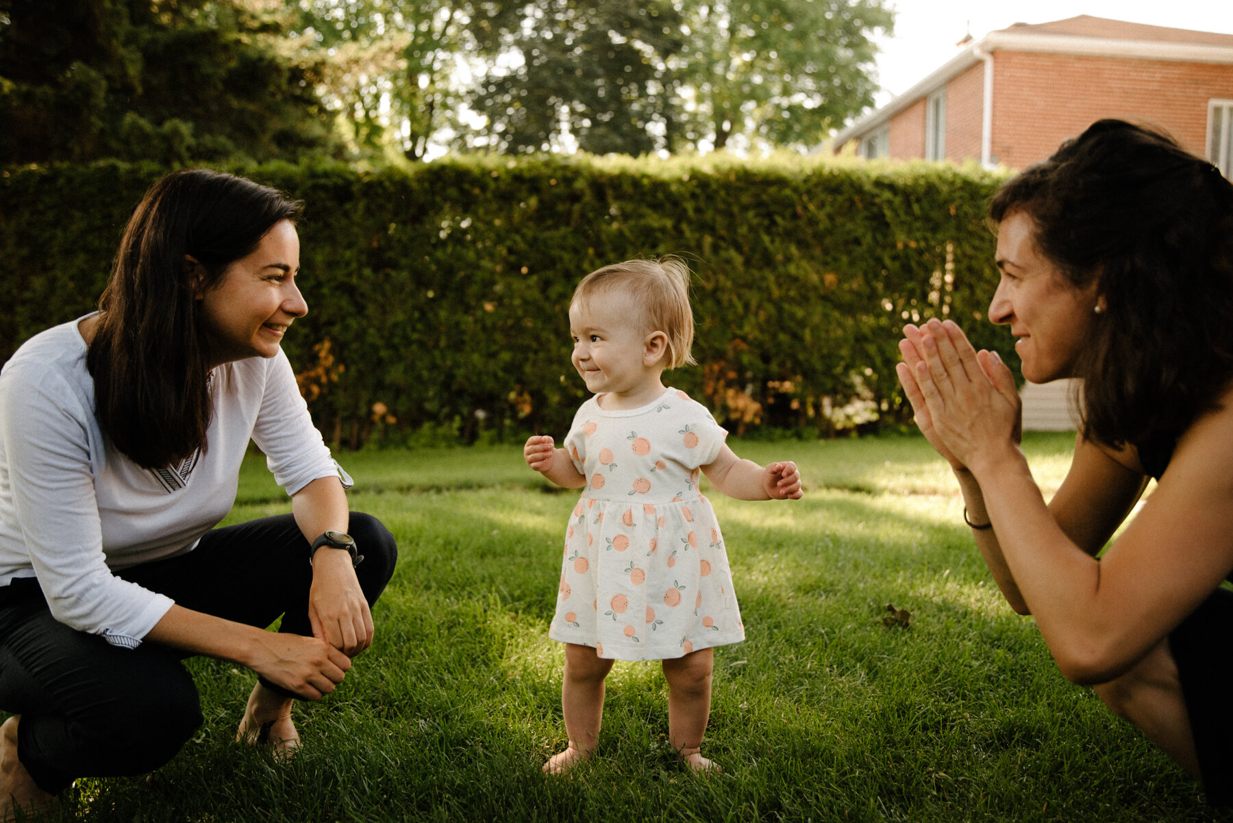 009photo-petite-fille-debout-avec-ses-deux-mamans-admiratives-et-aimantes-photographe-de-famille-a-montreal-marianne-charland-135.jpg