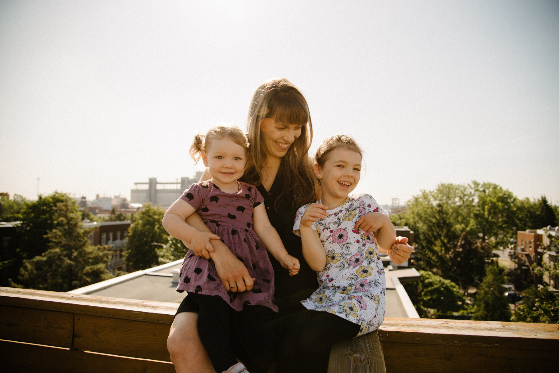 010photo-maman-et-ses-deux-grandes-filles-sur-le-toit-d-un-immeuble-photographe-de-famille-a-montreal-marianne-charland-052.jpg