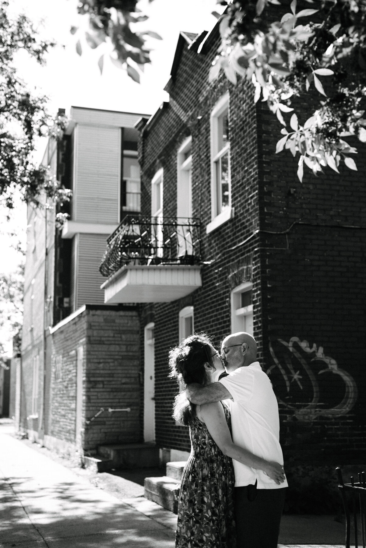 013photo-noir-et-blanc-couple-d-age-mur-qui-s-embrasse-devant-un-duplex-de-brique-photographe-de-famille-a-montreal-marianne-charland-295.jpg