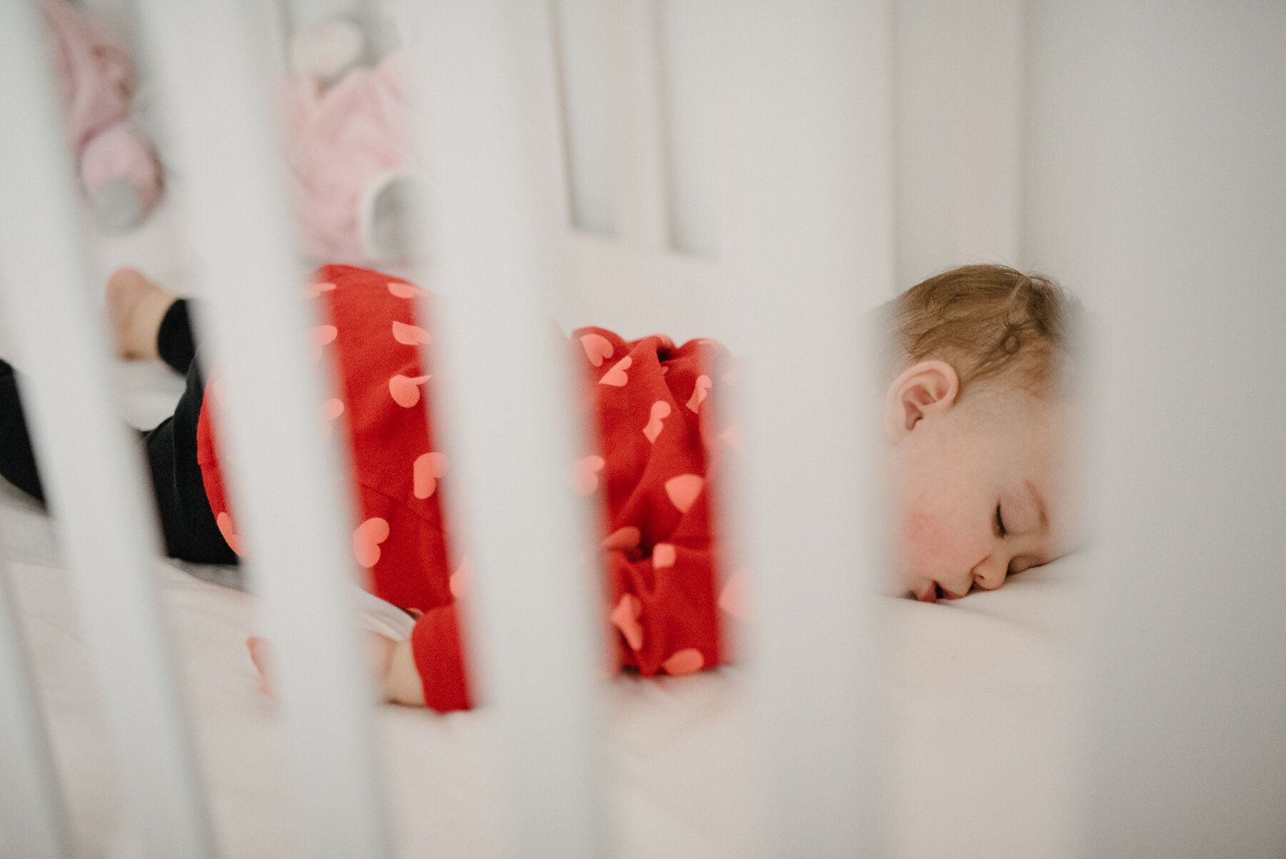 020photo-fillette-endormie-dans-sa-bassinette-photographe-de-famille-a-montreal-marianne-charland-003.jpg