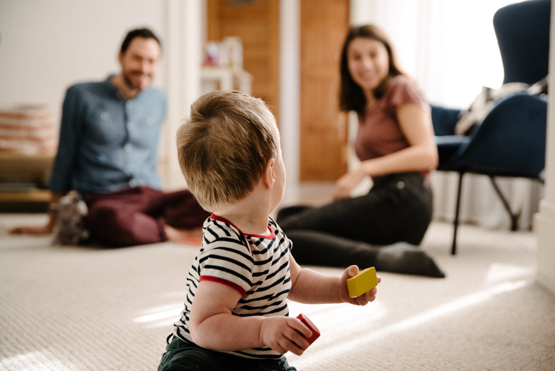 027photo-enfant-de-dos-qui-regarde-ses-parents-enthousiastes-photographe-de-famille-a-montreal-marianne-charland-119.jpg