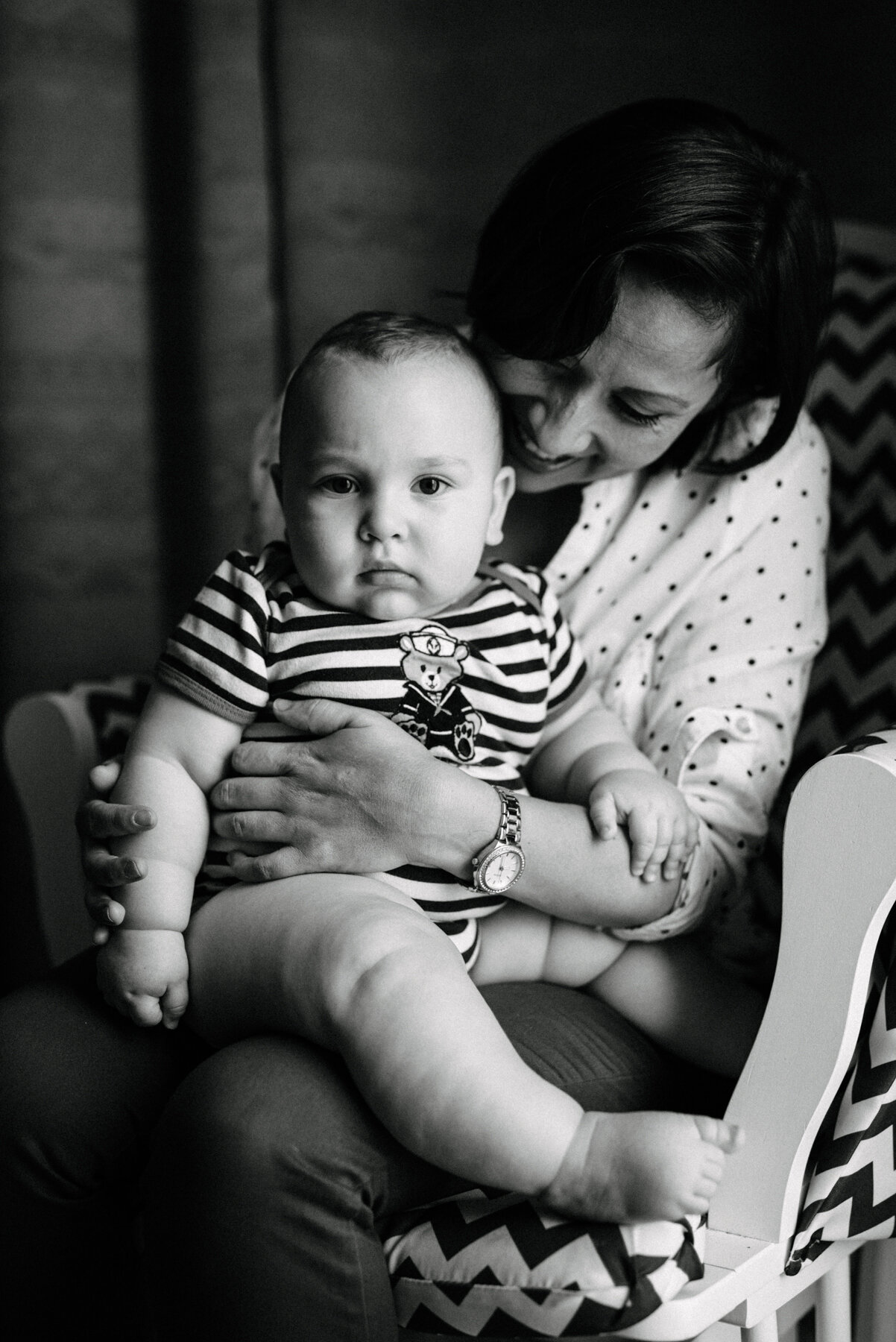 034photo-noir-et-blanc-bebe-potele-assis-sur-sa-mere-aimante-photographe-de-famille-a-montreal-marianne-charland-024.jpg