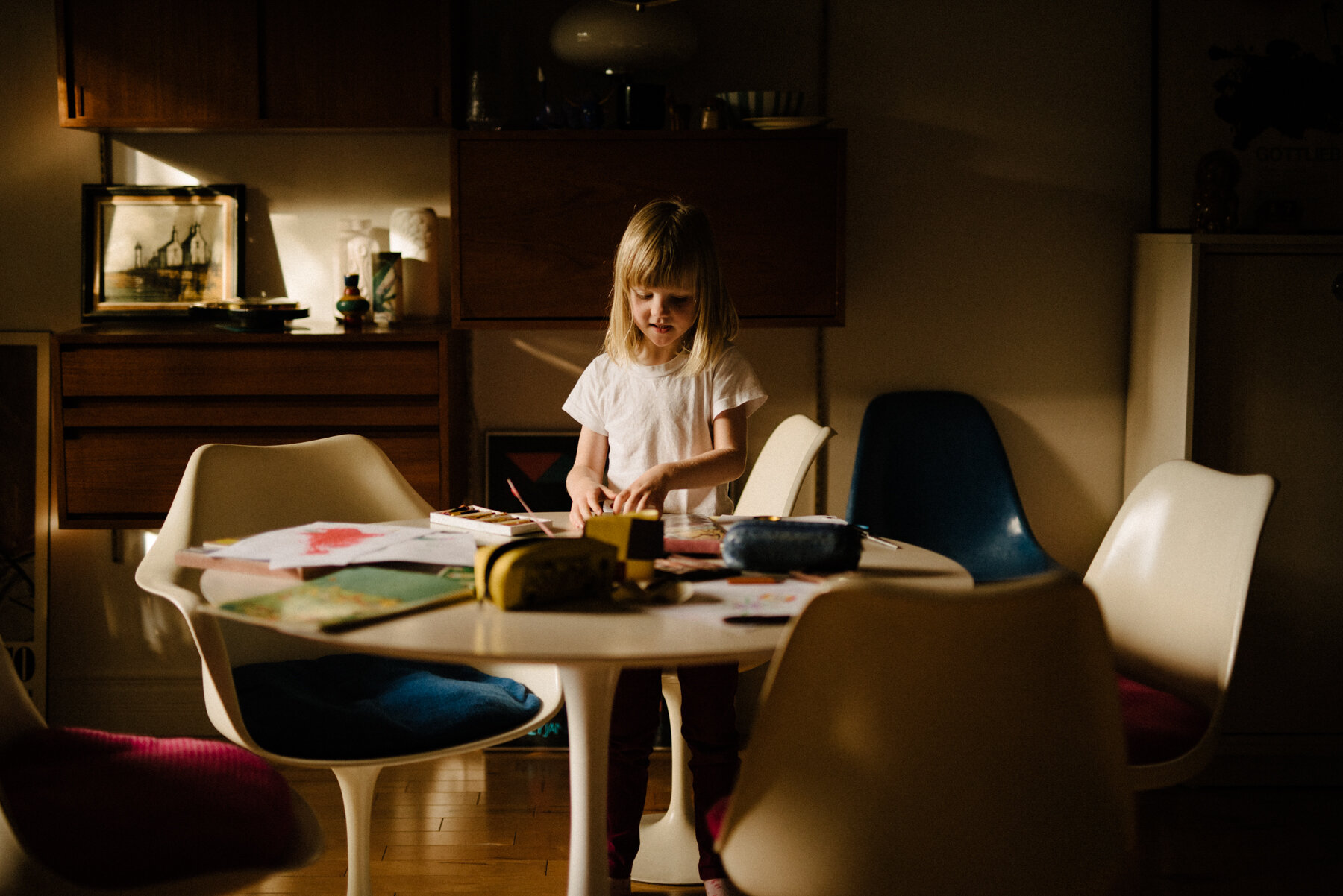 036photo-grande-fille-qui-dessine-sur-une-table-futuriste-dans-un-decor-mid-century-photographe-de-famille-a-montreal-marianne-charland-061.jpg