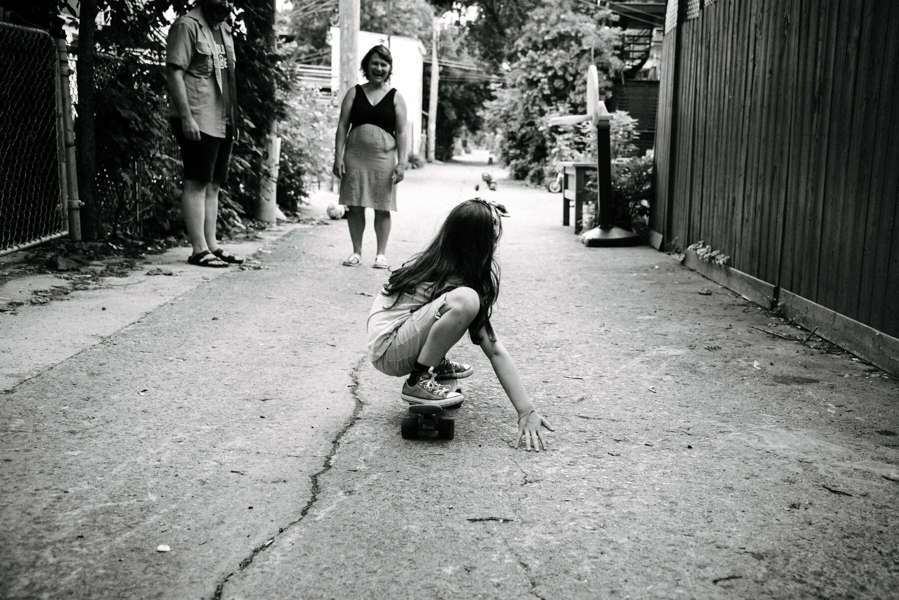 037photo-grande-fille-qui-descend-une-ruelle-en-skate-avec-style-photographe-de-famille-a-montreal-marianne-charland-220.jpg