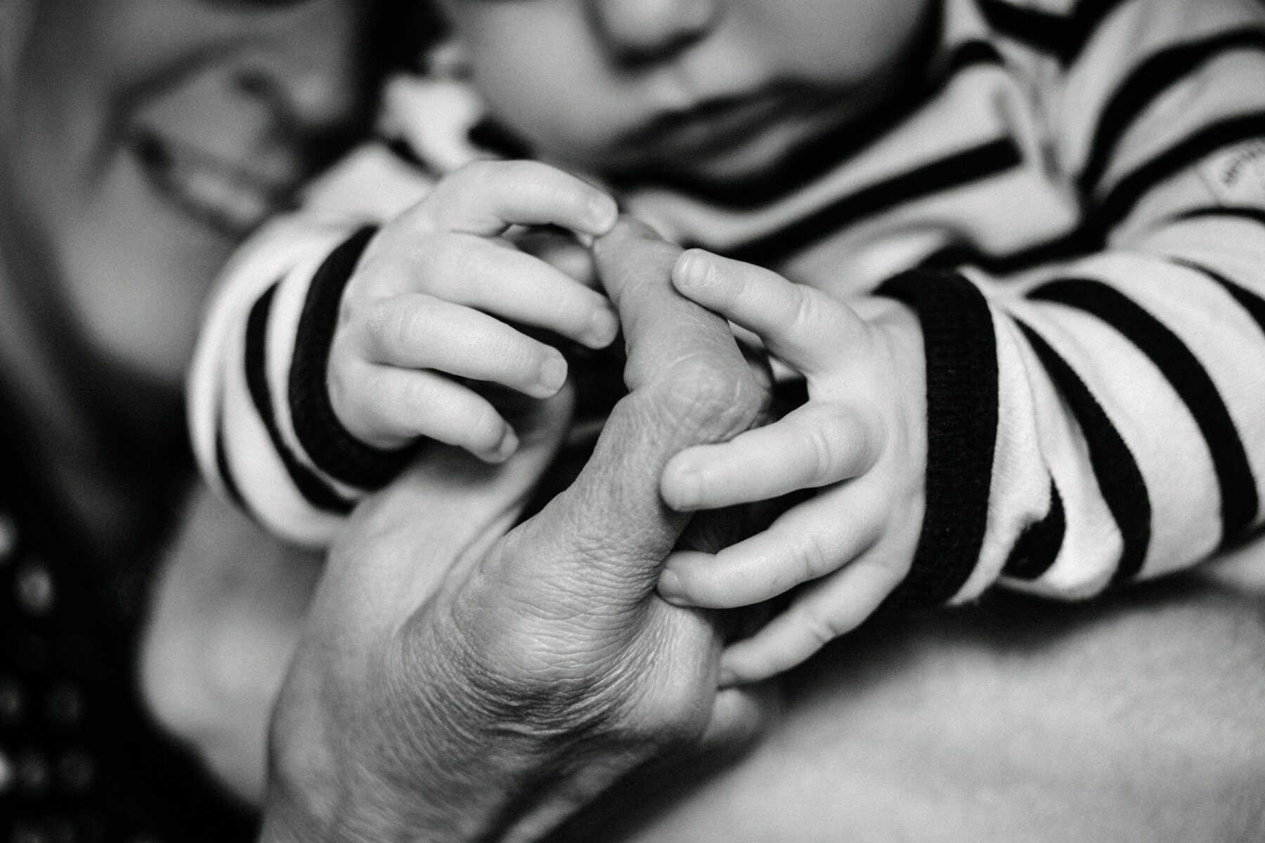 041photo-noir-et-blanc-mains-d-une-grand-maman-et-son-petit-fils-bebe-photographe-de-famille-a-montreal-marianne-charland-296.jpg