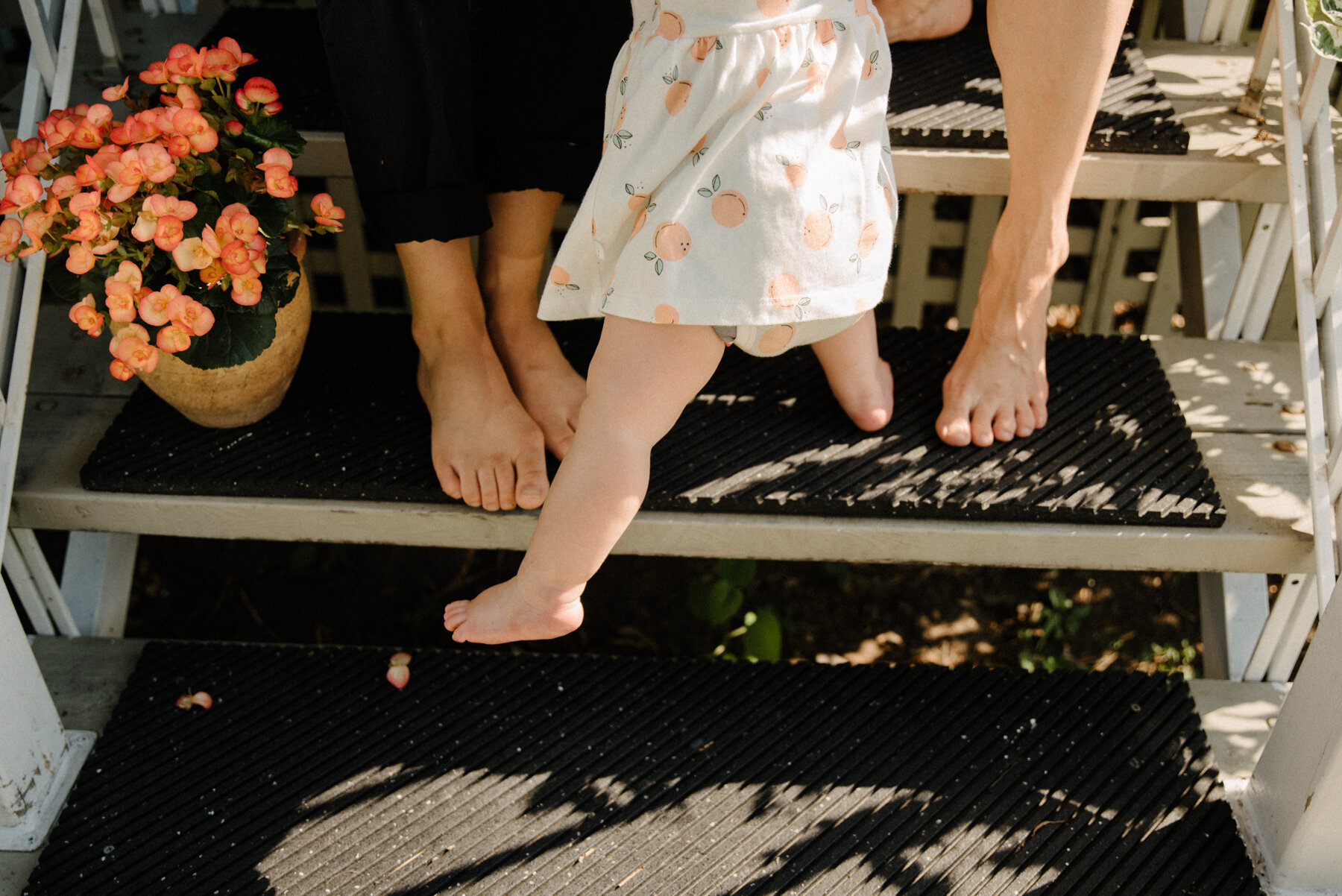 050photo-petits-pieds-d-une-fillette-qui-descend-un-escalier-exterieur-avec-ses-mamans-photographe-de-famille-a-montreal-marianne-charland-317.jpg
