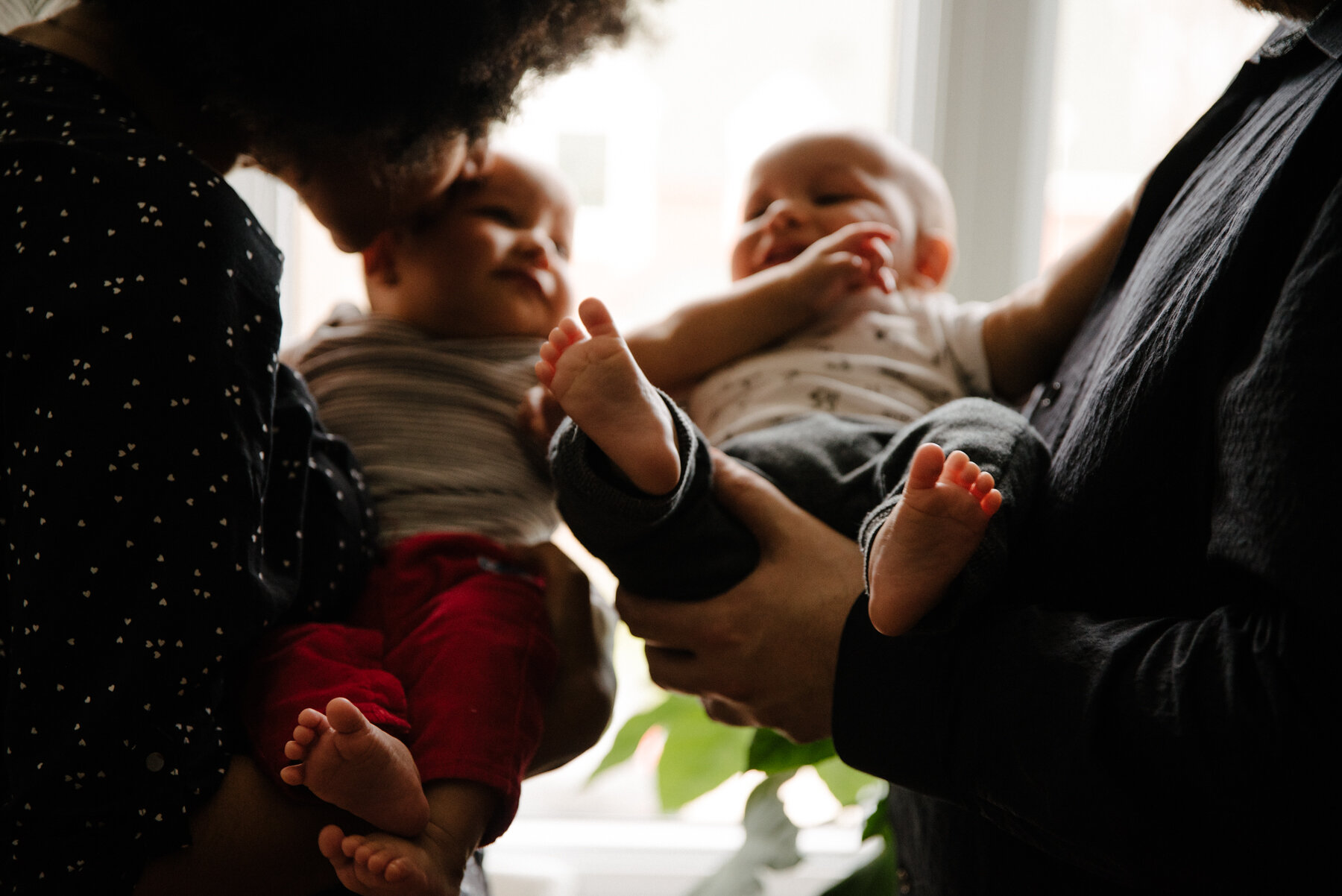 060photo-petits-pieds-de-jumeaux-bambins-tenus-par-leurs-parents-devant-une-fenetre-photographe-de-famille-a-montreal-marianne-charland-374.jpg