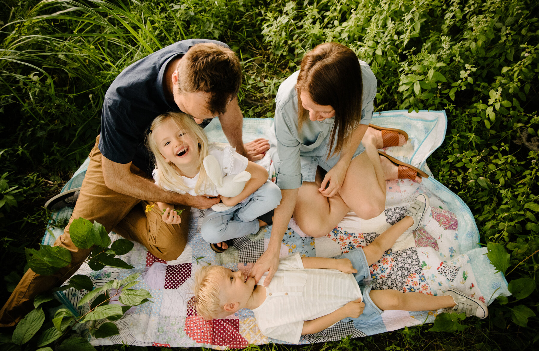 066photo-famille-qui-s'amuse-sur-une-couverture-dans-l-herbe-photographe-de-famille-a-montreal-marianne-charland-316.jpg