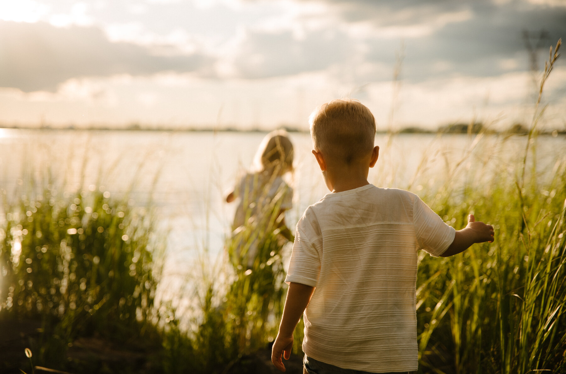 075photo-deux-enfants-traversent-les-herbes-hautes-sur-le-bord-du-fleuve-photographe-de-famille-a-montreal-marianne-charland-089.jpg
