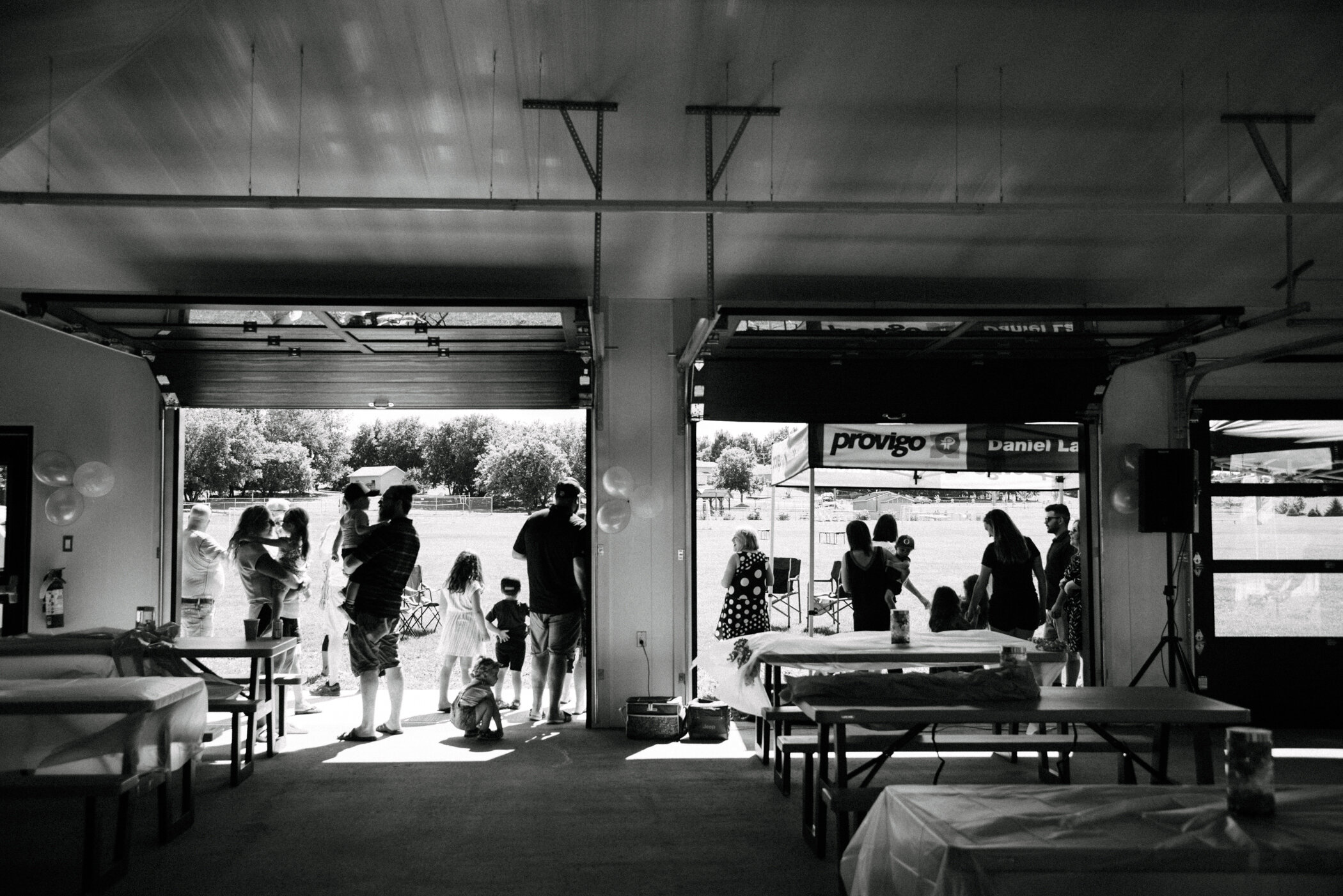 001photo-noir-et-blanc-petite-foule-qui-attend-de-faire-une-surprise-pour-fete-60e-photographe-lifestyle-a-montreal-marianne-charland-150.jpg