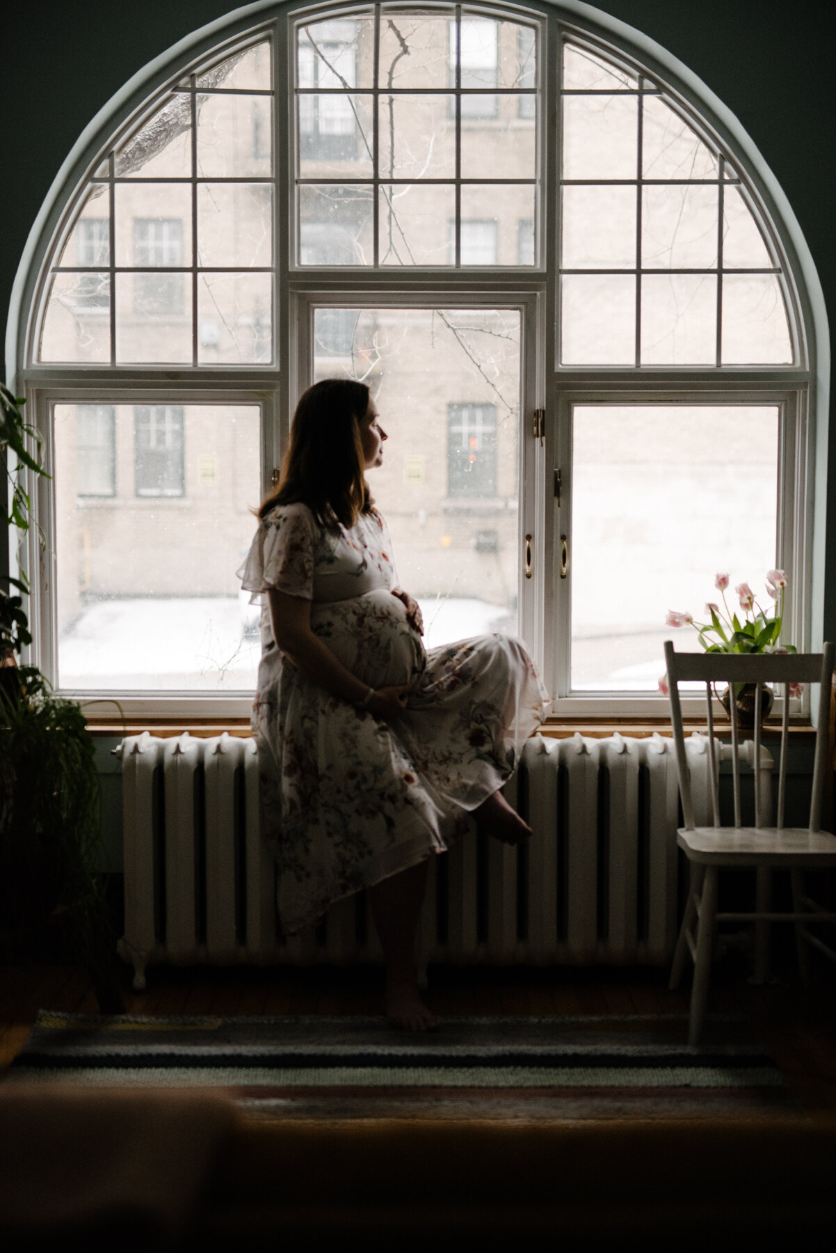 001photo-femme-enceinte-assise-sur-le-bord-d-une-grande-fenetre-arondie-photographe-lifestyle-de-maternite-a-montreal-marianne-charland-098.jpg