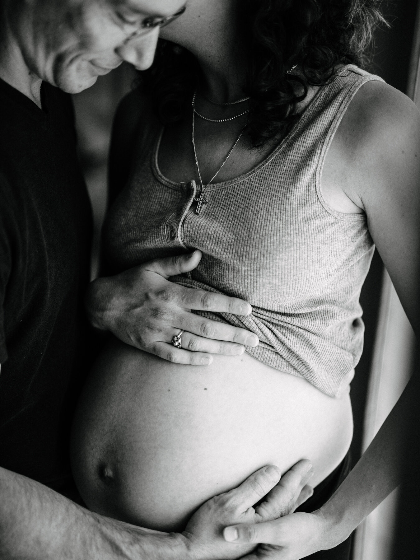 002photo-noir-et-blanc-moment-tendre-encouple-avant-naissance-femme-enceinte-photographe-lifestyle-de-maternite-a-montreal-marianne-charland-368.jpg