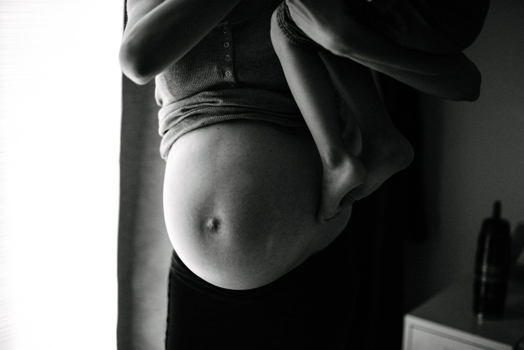 017photo-noir-et-blanc-ventre-d-une-femme-enceinte-qui-tient-son-grand-garcon-dans-ses-bras-photographe-lifestyle-de-maternite-a-montreal-marianne-charland-265.jpg