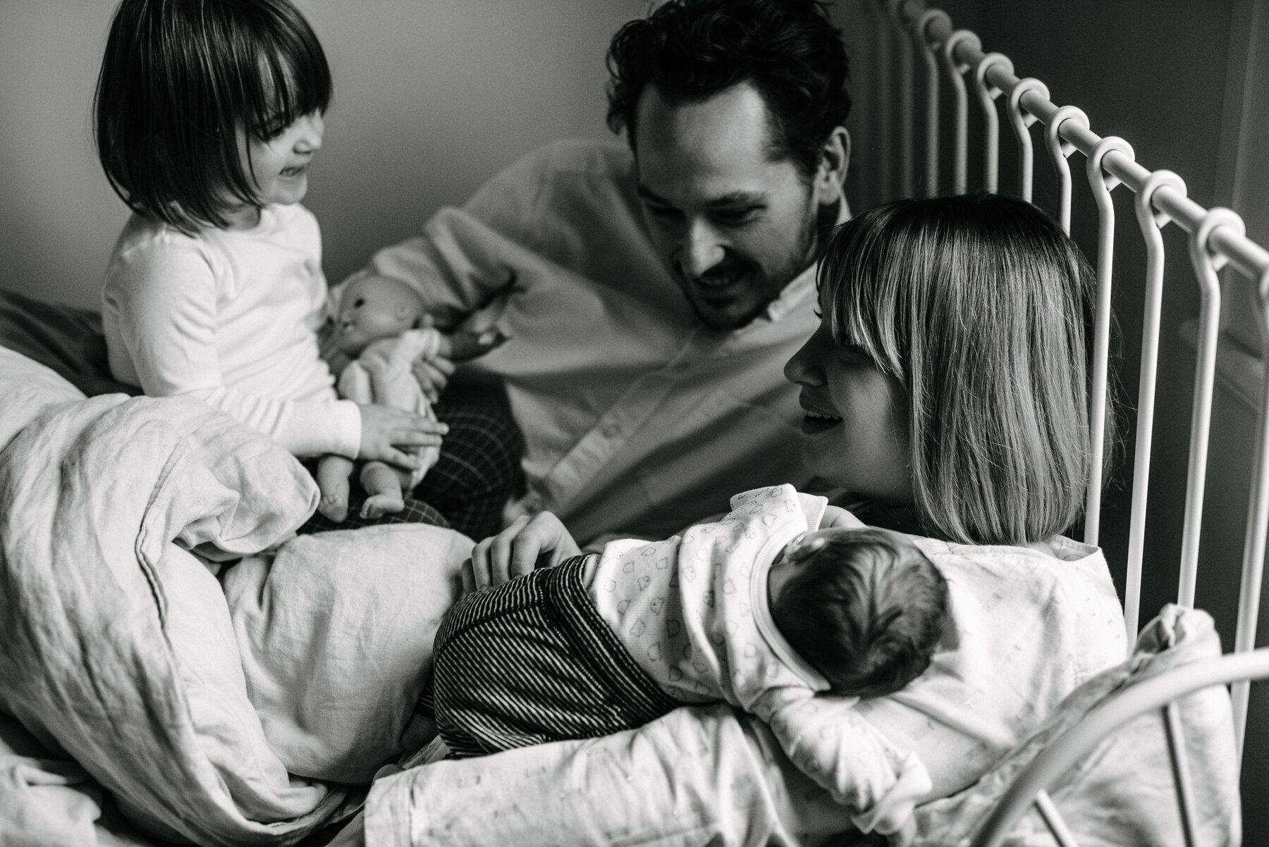 032photo-noir-et-blanc-famille-dans-le-lit-avec-bebe-et-grande-soeur-photographe-de-nouveau-ne-a-montreal-marianne-charland-0323.jpg