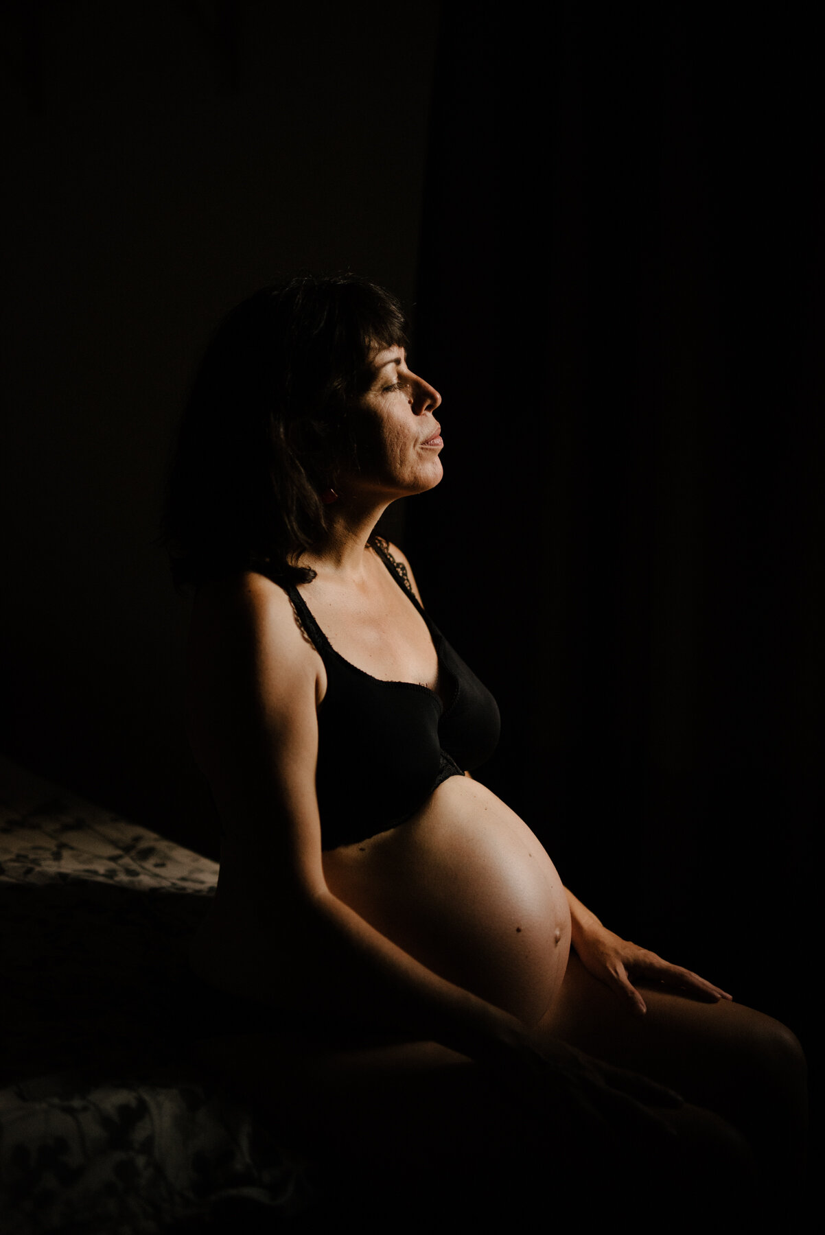 033photo-femme-enceinte-zen-assise-sur-lit-vers-lueur-photographe-de-maternite-nouveau-ne-a-montreal-marianne-charland-766.jpg