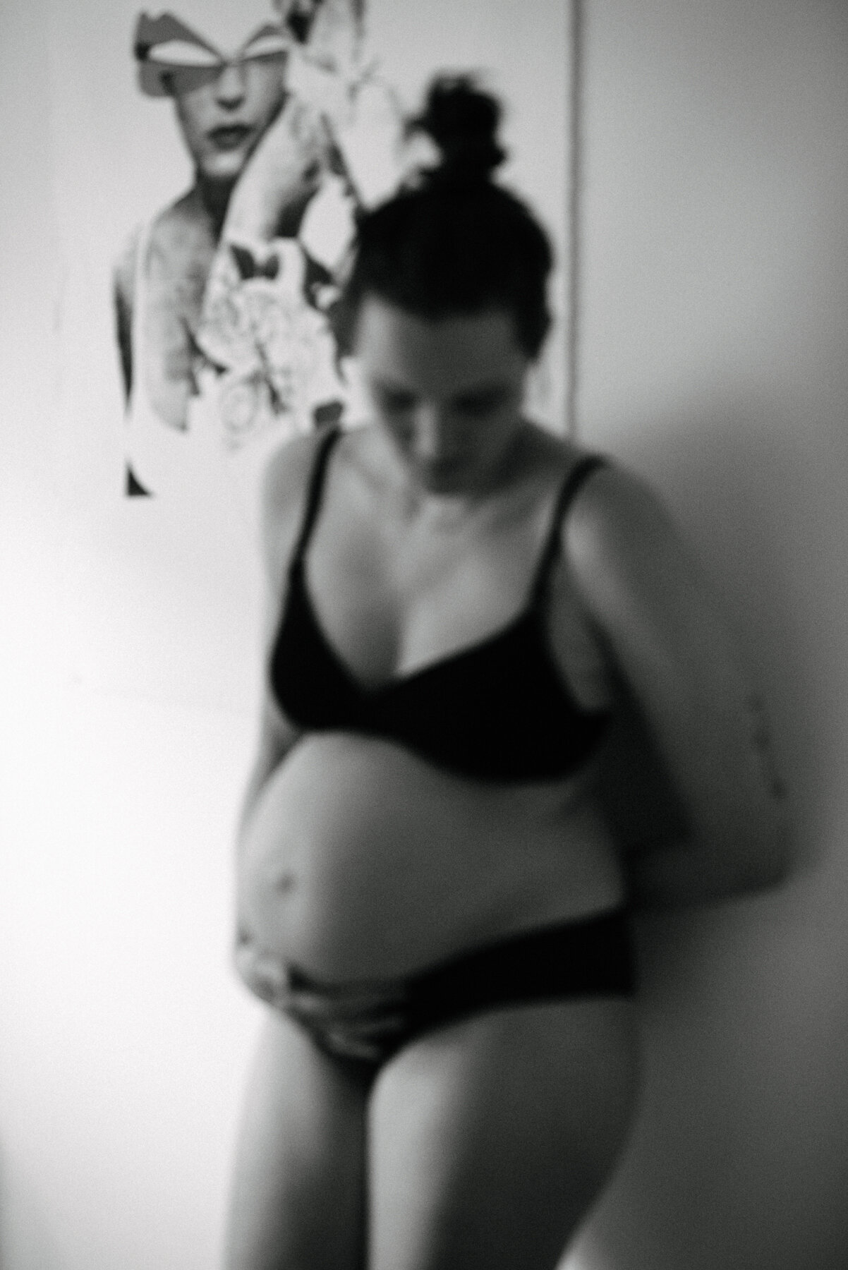 036photo-noir-et-blanc-flou-femme-enceinte-debout-devant-affiche-photographe-de-maternite-nouveau-ne-a-montreal-marianne-charland-741.jpg