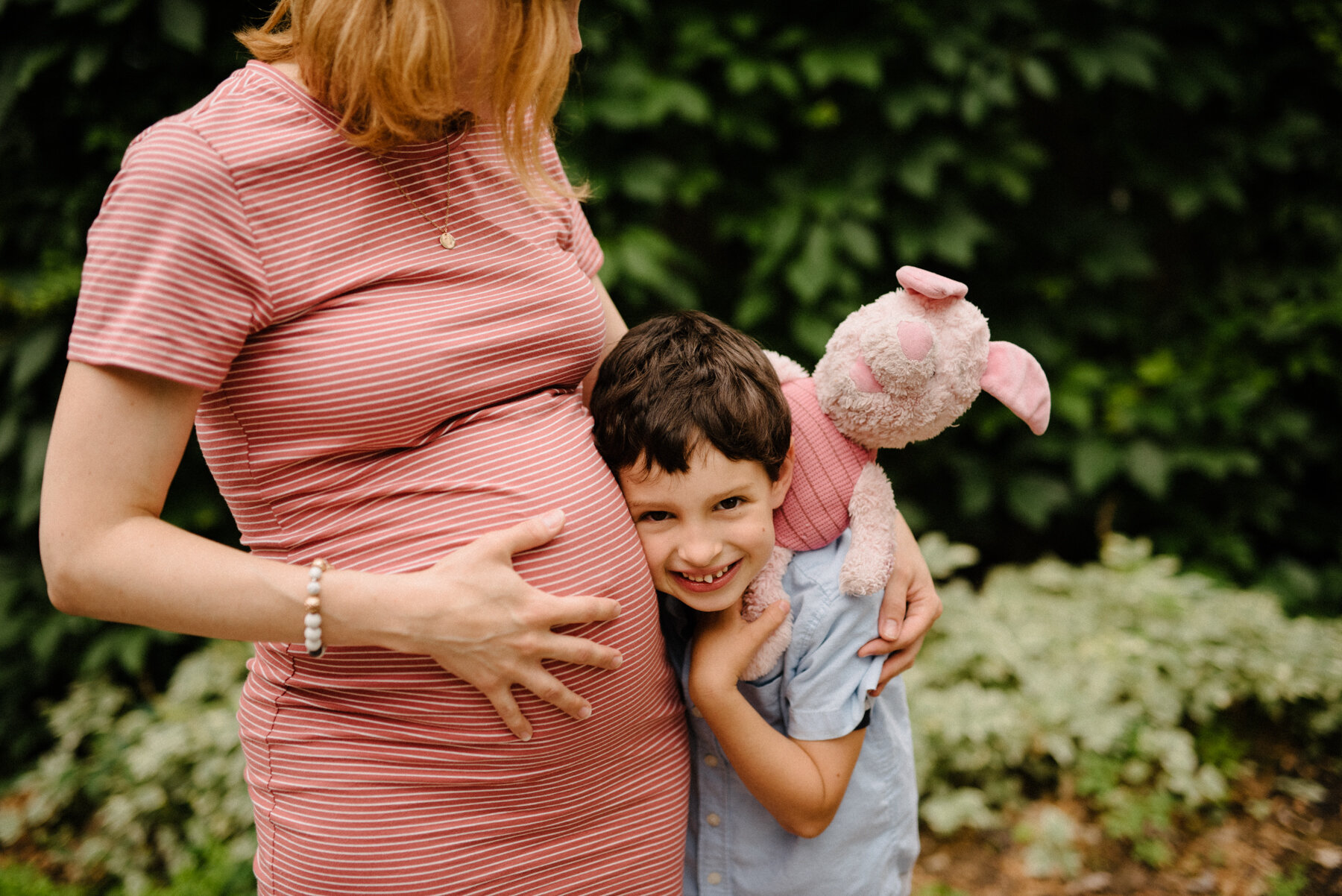 037photo-maman-enceinte-et-le-grand-frere-dehors-avec-toutou-photographe-de-maternite-nouveau-ne-a-montreal-marianne-charland-211.jpg