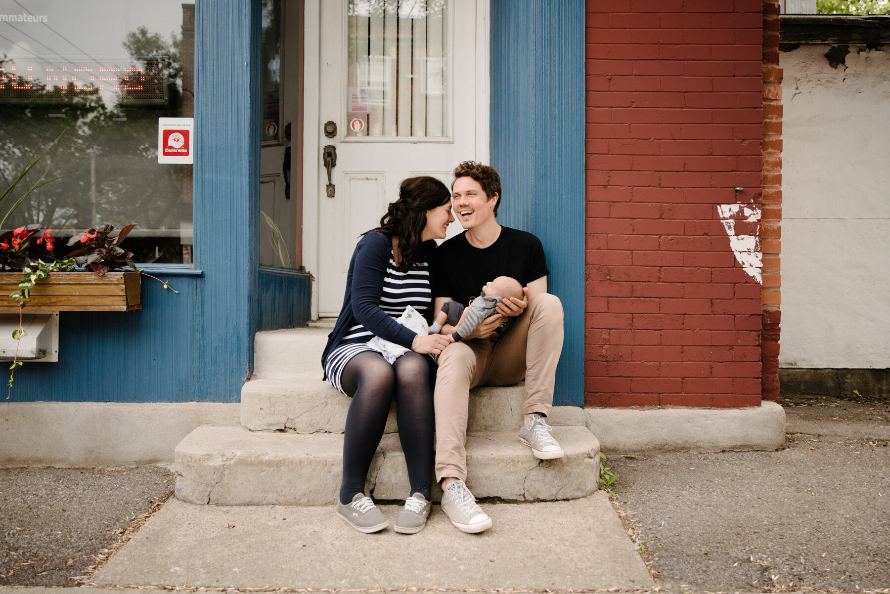 045photo-couple-avec-bebe-assis-sur-les-marches-devant-un-commerce-montrealais-villeray-photographe-de-nouveau-ne-a-montreal-marianne-charland-603.jpg