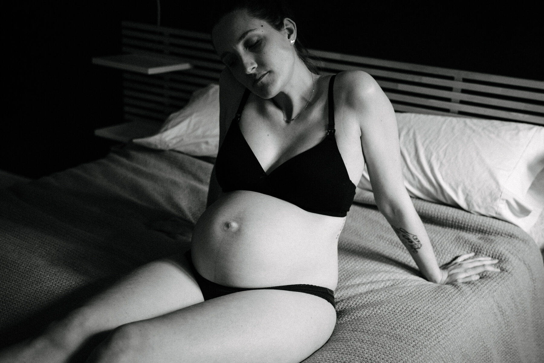 047photo-noir-et-blanc-intime-maman-en-sous-vetements-assise-sur-lit-photographe-de-maternite-nouveau-ne-a-montreal-marianne-charland-686.jpg