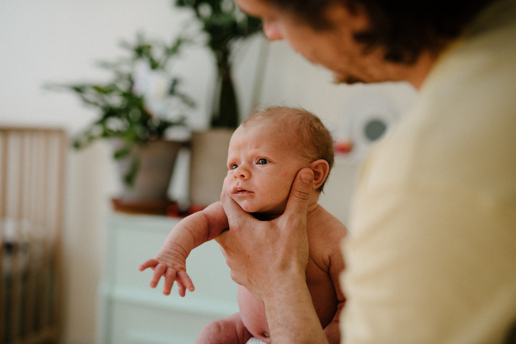 060photo-portrait-de-bebe-qui-fait-un-rot-dans-les-mains-de-papa-photographe-maternite-nouveau-ne-a-montreal-marianne-charland-173.jpg