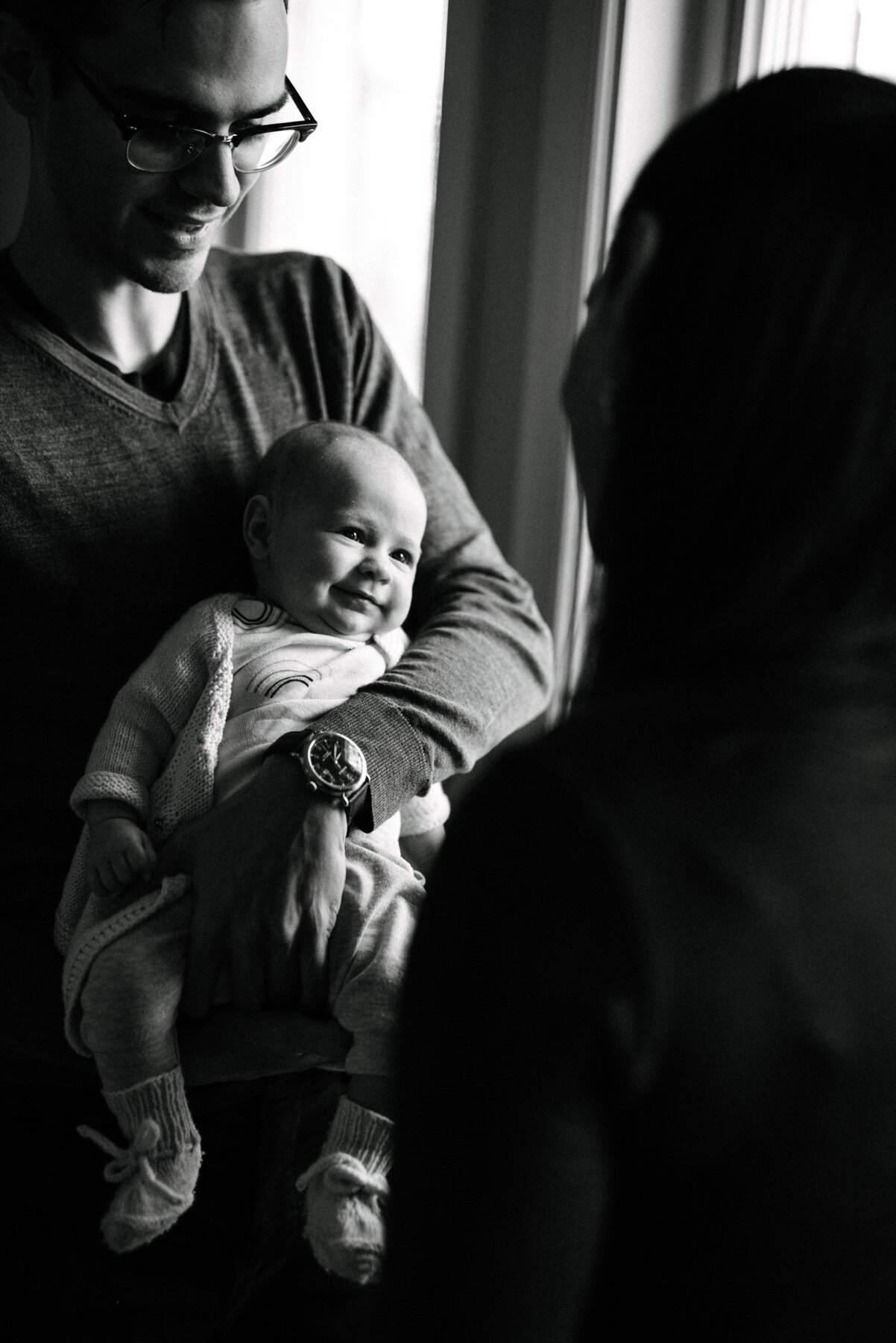 063photo-noir-et-blanc-bebe-avec-papa-regarde-maman-en-souriant-photographe-maternite-nouveau-ne-a-montreal-marianne-charland-032.jpg