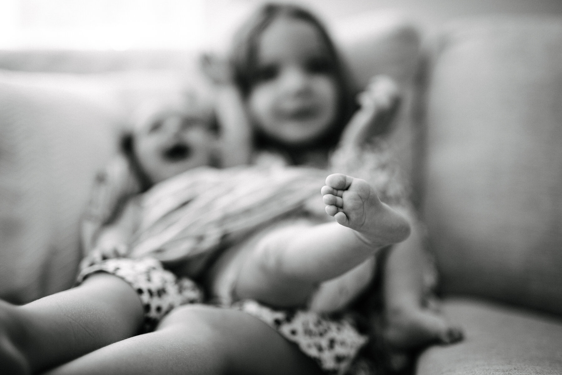 066photo-noir-et-blanc-petits-pieds-de-bebe-tenu-par-grande-soeur-photographe-maternite-nouveau-ne-a-montreal-marianne-charland-478.jpg