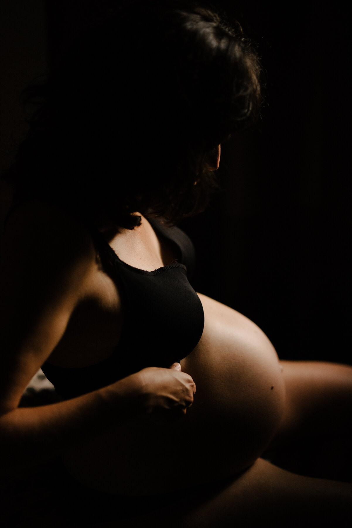 067photo-intime-femme-enceinte-en-sous-vetement-qui-devoile-son-ventrer-photographe-maternite-nouveau-ne-a-montreal-marianne-charland-784.jpg