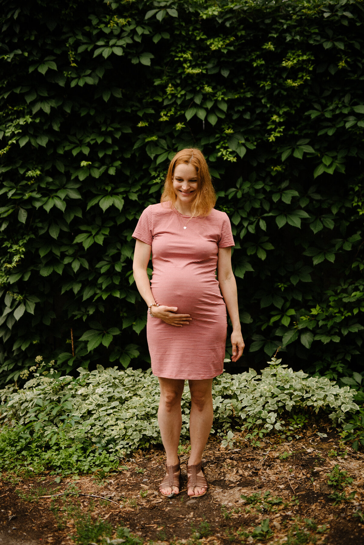 069photo-femme-enceinte-souriante-sur-fond-feuillu-photographe-maternite-nouveau-ne-a-montreal-marianne-charland-228.jpg