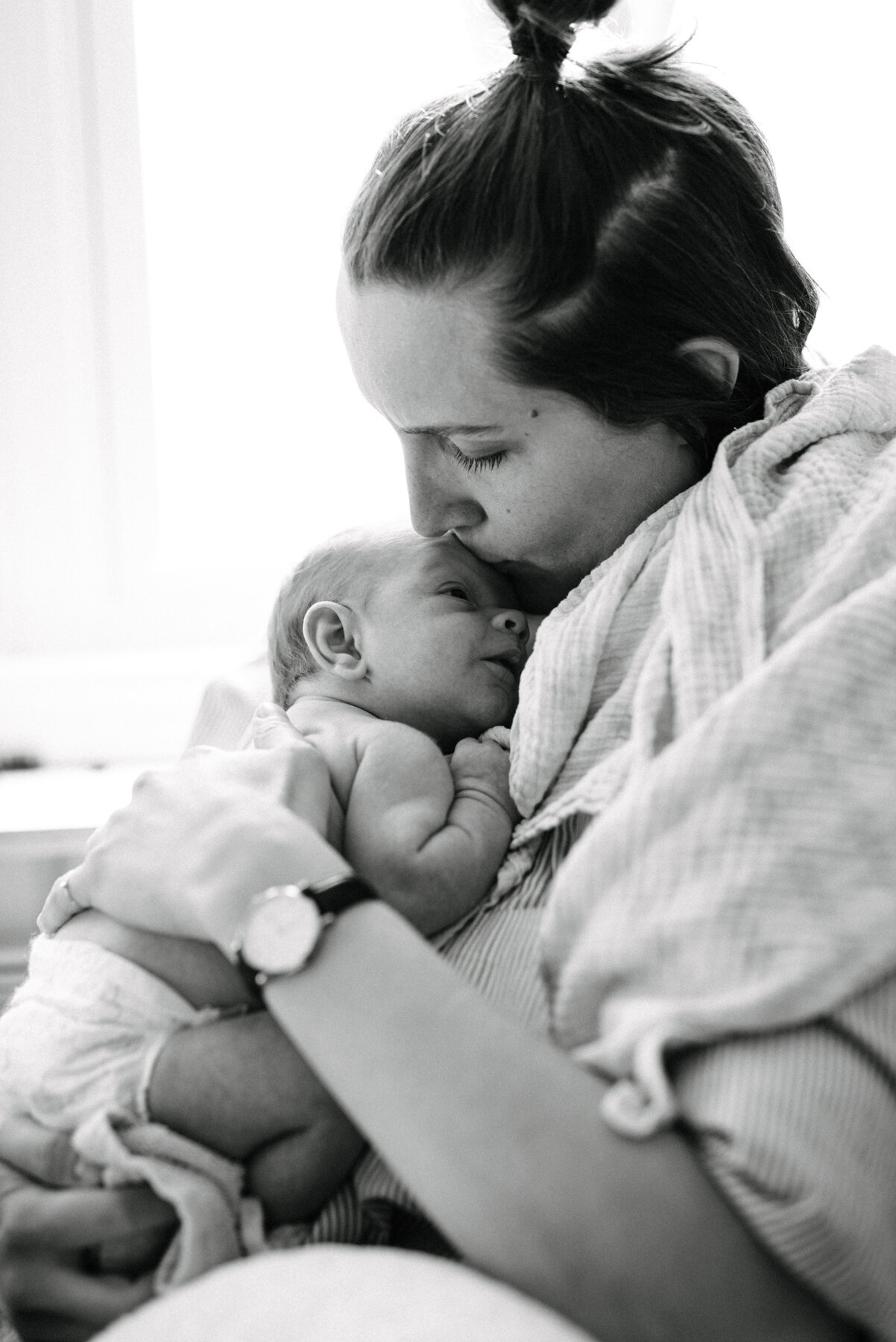 072photo-noir-et-blanc-maman-serre-et-embrasse-bebe-n-couche-sur-sa-poitrine-photographe-maternite-nouveau-ne-a-montreal-marianne-charland-151.jpg