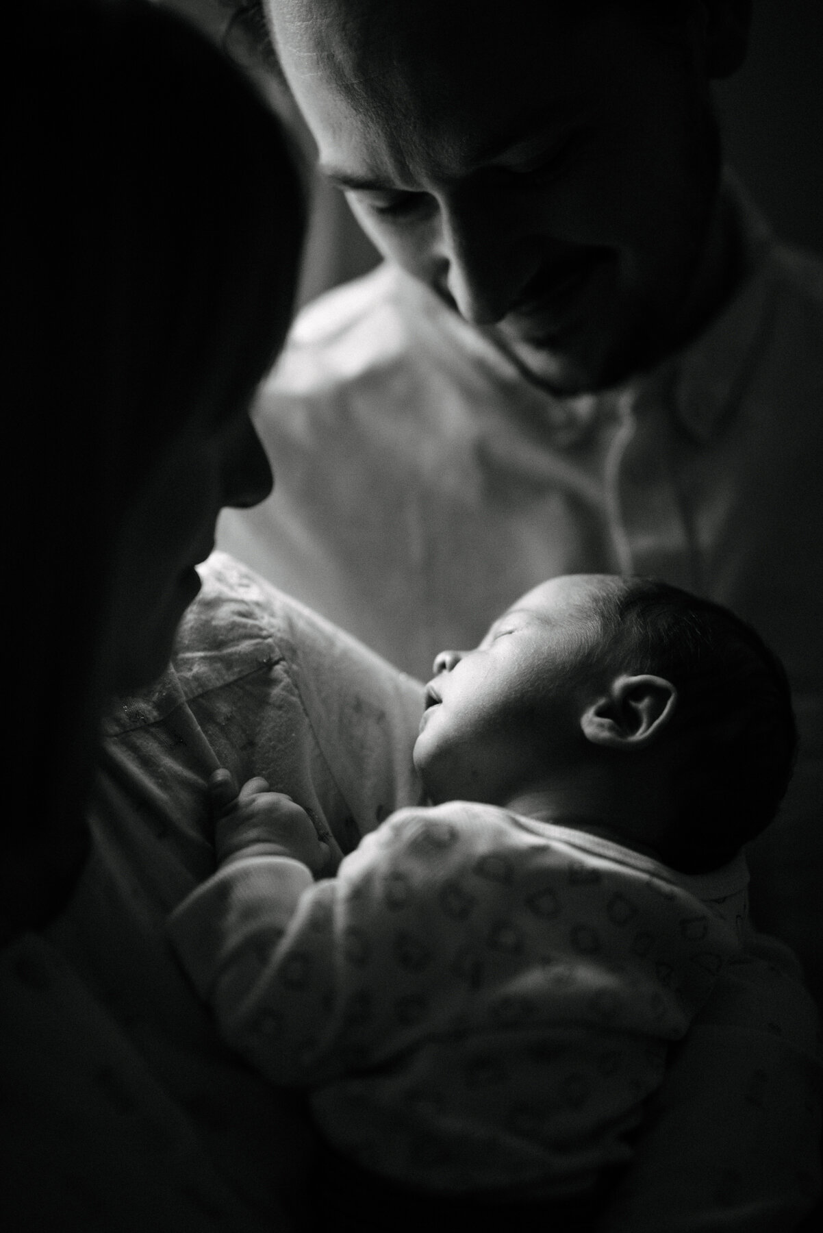 074photo-noir-et-blanc-parents-avec-bebe-endormi-dans-les-bras-photographe-maternite-nouveau-ne-a-montreal-marianne-charland-0280.jpg
