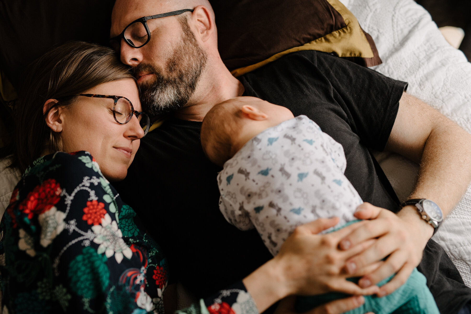 075photo-couple-parents-amoureux-couches-sur-lit-avec-bebe-endormi-photographe-maternite-nouveau-ne-a-montreal-marianne-charland-288.jpg